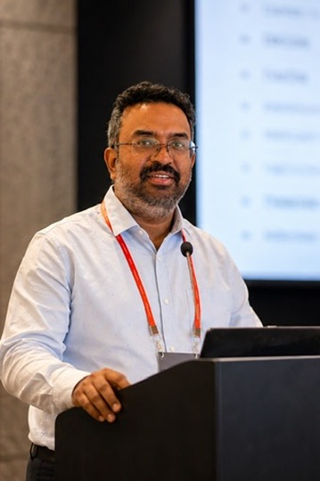 Ramanuj Vidyanta speaking at Oracle CloudWorld event